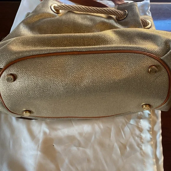 🦊 Micheal Kors large golden handbag. EUC. - Picture 7 of 13